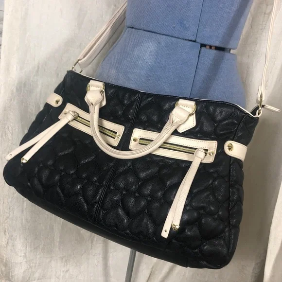 Betsy Johnson Oversized Roomy Quilted Heart Handbag Purse Crossbody Black Cream - Picture 2 of 15
